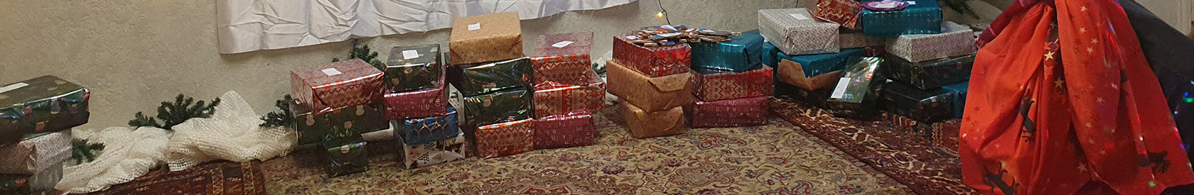 Der Weihnachtsmann und Snegurochka besuchten Flüchtlingskinder in Unser Haus und überreichten ihnen Neujahrsgeschenke, die von der IGFM und die Realschule aus Manderscheid im Landkreis Bernkastel-Wittlich, Deutschland